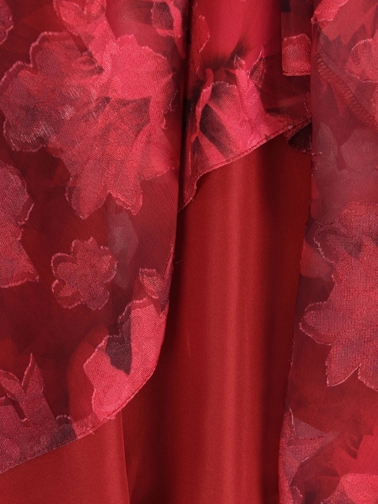 Elegancka bordowa sukienka koktajlowa w kwiaty – rozkloszowany fason midi pięknie podkreślający talię 39859