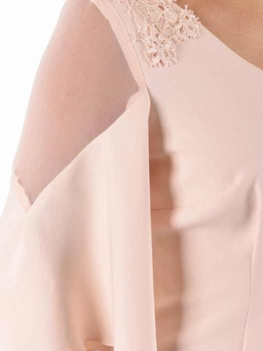 Wizytowa sukienka w pudrowym różu o prostym kroju – zaszewki modelujące sylwetkę i tiulowe rękawy 21011