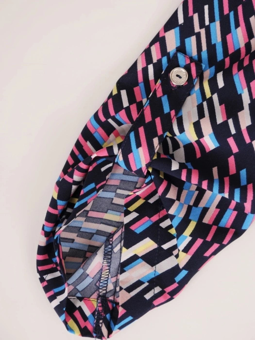 Elegancka bluzka damska wizytowa w wielobarwny print – prosty krój z ozdobnymi guzikami 35206