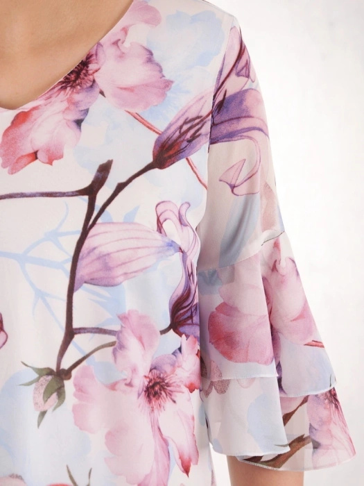 Elegancka sukienka trapezowa w kwiaty z dekoltem w serek – tuszujący krój z falbanami 39269