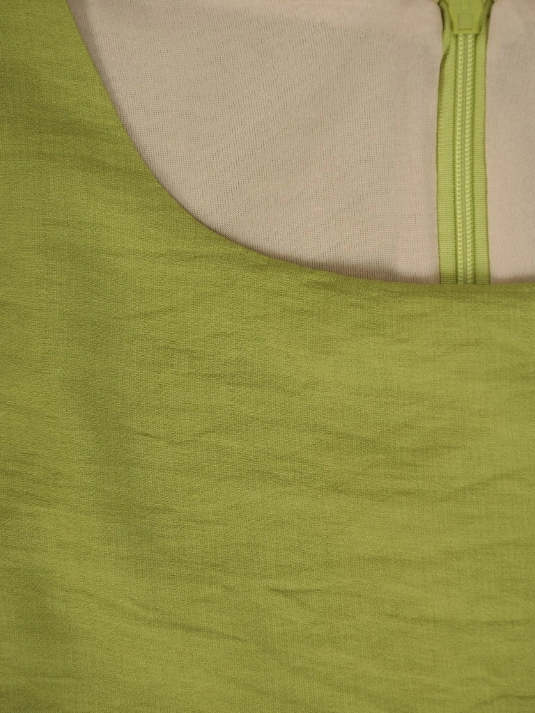 Prosta sukienka koktajlowa w kolorze zielonym – kobiece falbany wysmuklające sylwetkę 33731