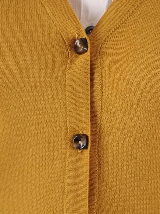 Elegancki sweter damski rozpinany musztardowy – prosty fason z dekoltem w serek na chłodne dni 38913