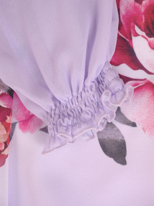 Szyfonowa sukienka z maskującą narzutką i kwiatowym printem 33013