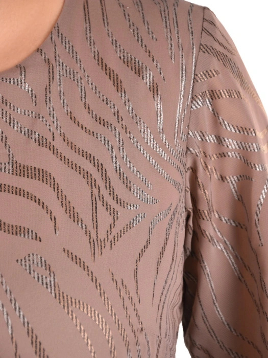 Elegancka beżowa sukienka rozkloszowana maxi – kobiecy plisowany dół i pasek modelujący talię 41578