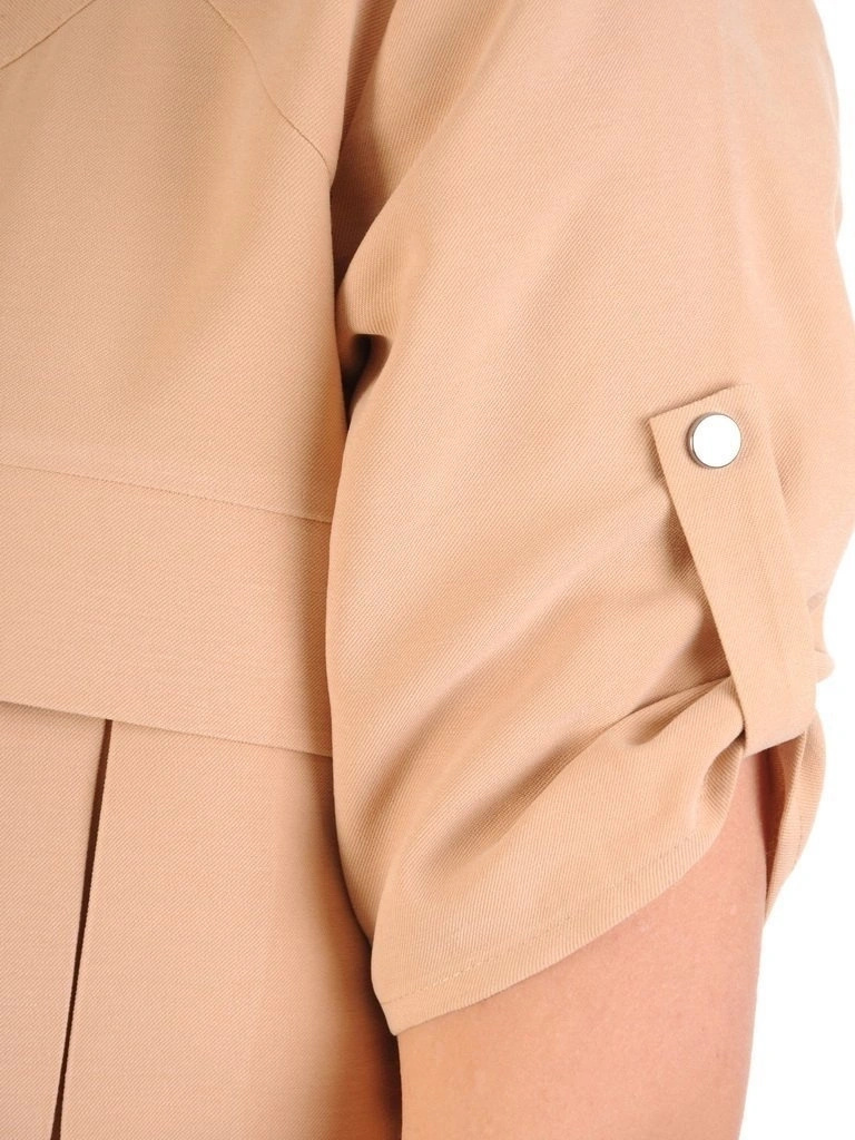 Krótka beżowa sukienka z narzutką i guzikami – prosty krój z eleganckim akcentem 29650