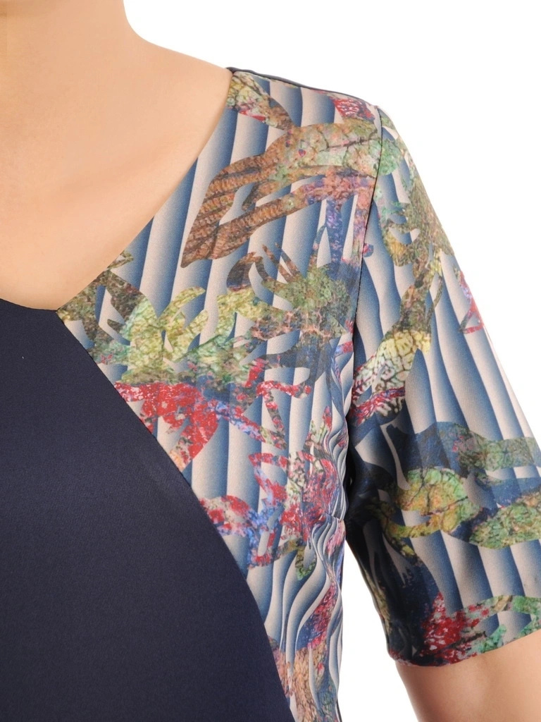 Elegancka sukienka midi o prostym kroju w kwiaty – wysmuklający fason ze stylowym dekoltem w serek 34494