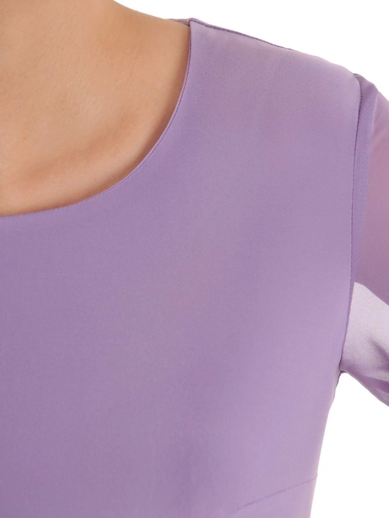 Liliowa sukienka na wesele midi o prostym kroju – elegancki fason z rękawem 3/4 i cyrkoniami 38257
