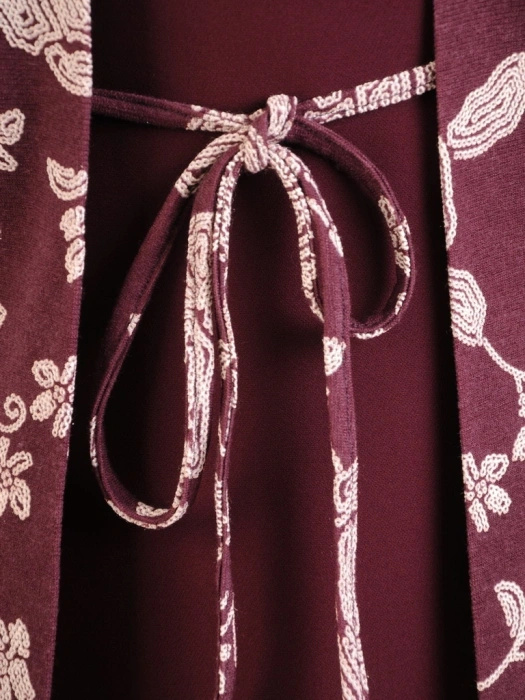 Elegancka bordowa sukienka rozkloszowana midi w kwiaty – wysmuklający fason z wiązaniem w talii 31014