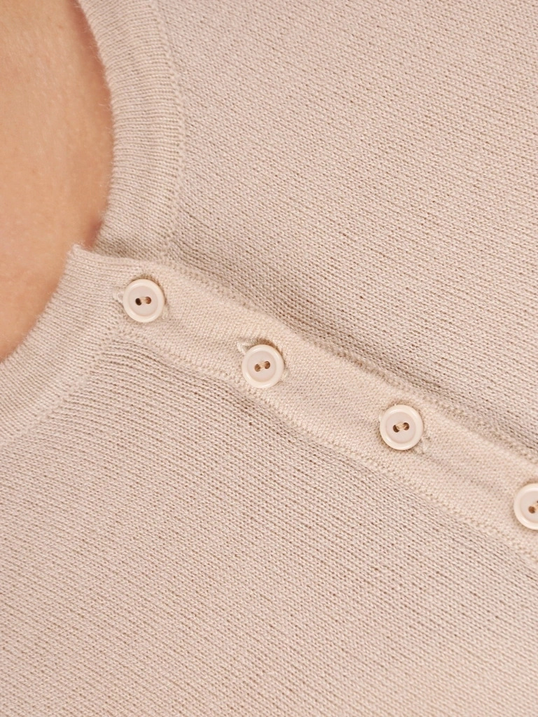 Elegancki sweter damski rozpinany w odcieniu beżowym – prosty fason z miękkiej dzianiny na chłodne dni 39246