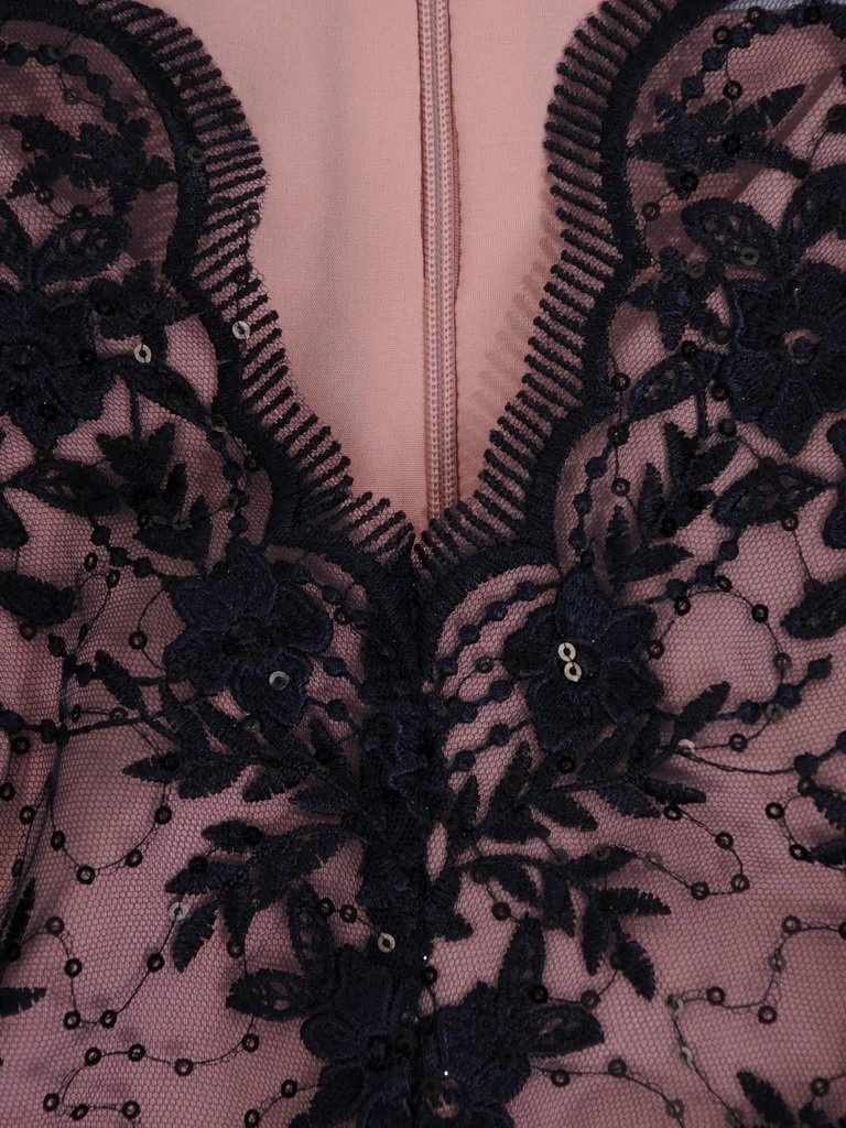 Elegancka suknia wieczorowa maxi w kwiaty – prosty krój z koronkowym dekoltem pięknie wysmukla 26708