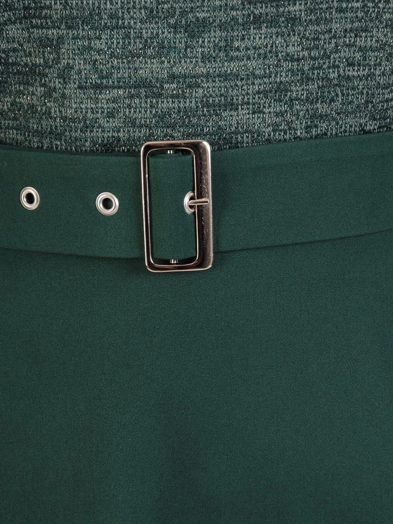 Elegancka sukienka rozkloszowana butelkowa zieleń – wysmuklające sylwetkę przeszycia ze srebrną nitką 27425