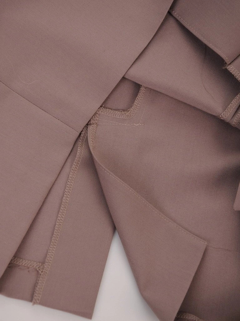 Stylowa sukienka ołówkowa cappuccino midi z rękawem 3/4 – asymetryczny fason z maskującą baskinką 1891