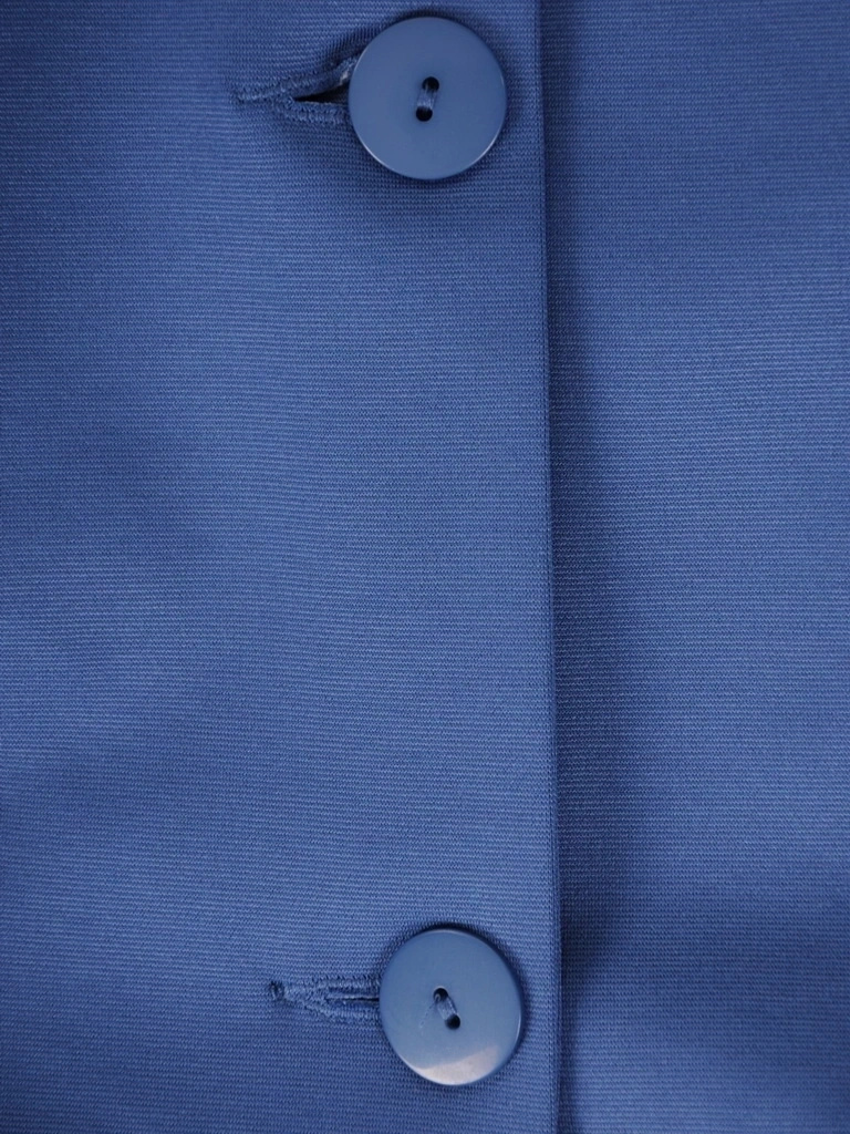 Elegancka marynarka damska do sukienki granatowa – prosty fason z kieszeniami na zamek 39619