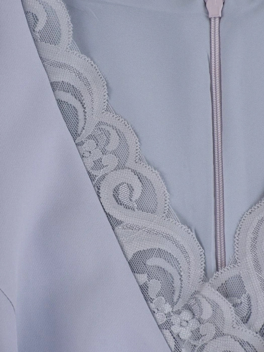 Elegancka szara sukienka rozkloszowana midi – modelujące przeszycia i dekolt w serek 12088
