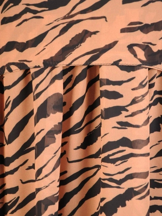 Jesienna sukienka trapezowa midi w zwierzęcy print – tuszujący krój z wiązanym rękawem 29391