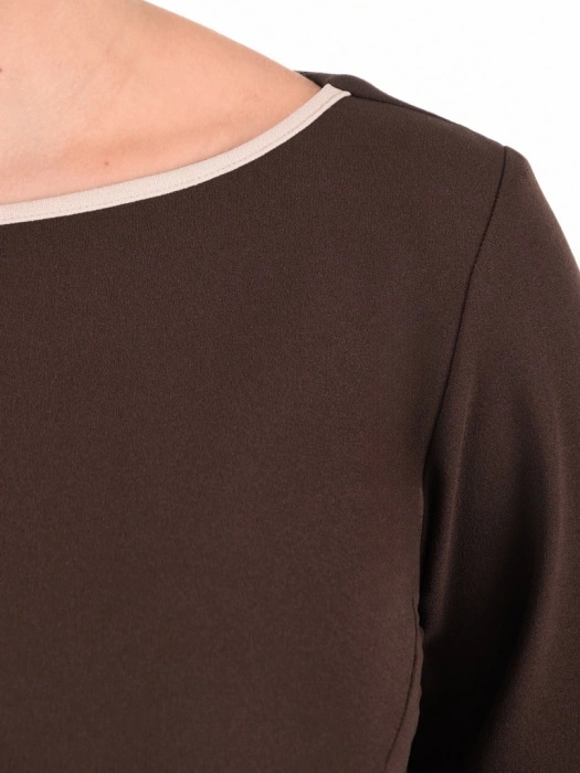 Stylowa brązowo-beżowa sukienka midi o prostym fasonie – wyszczuplające wstawki i elegancki dekolt łódka 40635