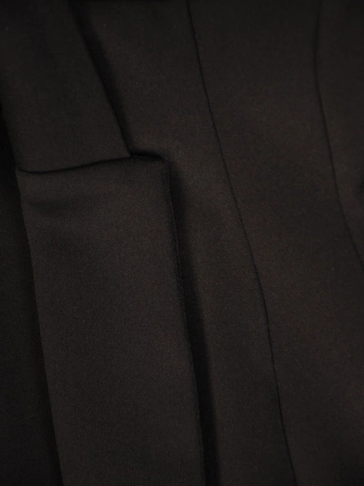 Elegancka czarna marynarka damska do sukienki – prosty krój z ozdobnymi przeszyciami 31114