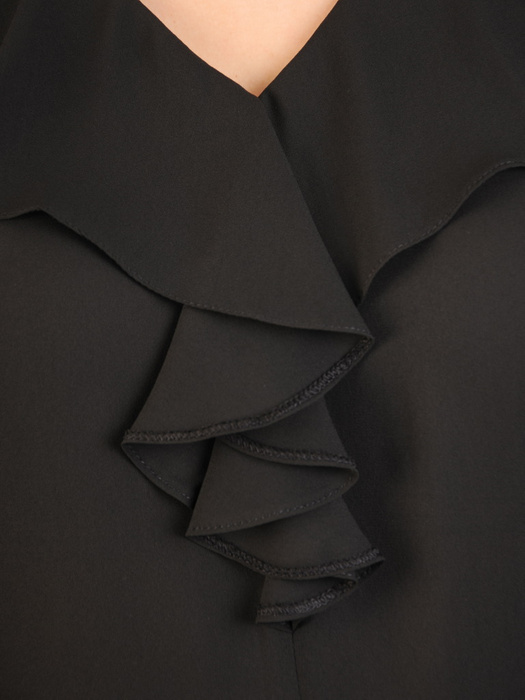 Czarna bluzka z żabotem i ozdobnie wykończonymi rękawami 30783