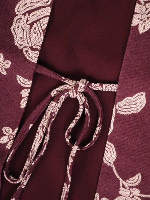 Elegancka bordowa sukienka rozkloszowana midi w kwiaty – wysmuklający fason z wiązaniem w talii 31014