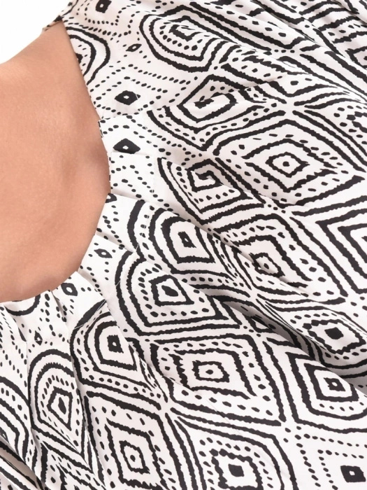 Elegancka bluzka wizytowa w czarno-biały print – prosty fason z wiskozy tuszujący sylwetkę 40174