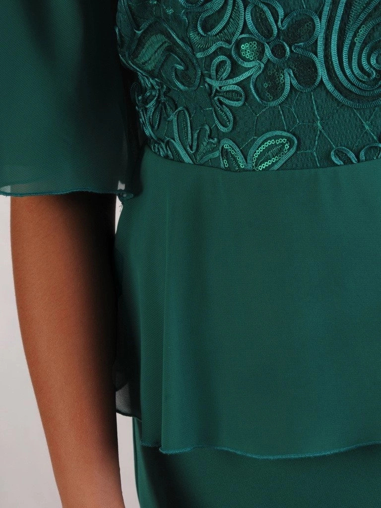 Szmaragdowa sukienka midi na wesele o prostym kroju – szyfonowa baskinka pięknie podkreślająca talię 22686