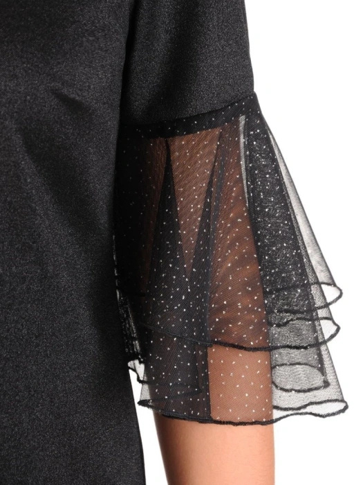 Elegancka czarna sukienka trapezowa ze srebrnym wykończeniem – tuszujący fason z falbanami 28042