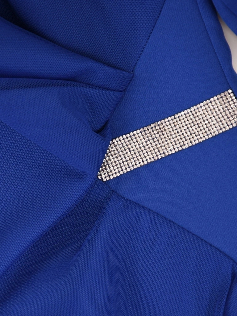 Elegancka sukienka ołówkowa chabrowa na andrzejki i święta – modelujące sylwetkę drapowanie z aplikacją 40653