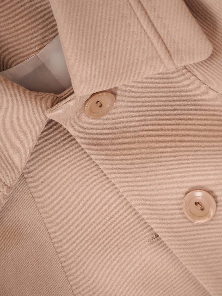 Elegancki płaszcz damski w prążki beżowy – klasyczny model z ozdobnymi guzikami 41270