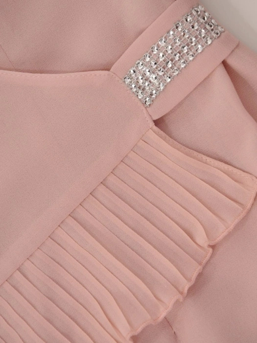 Elegancka sukienka koktajlowa pudrowy róż – prosty fason midi z rozszerzanymi rękawami 26361