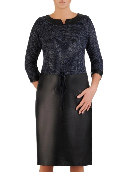 Prosta czarna sukienka midi z rękawem 3/4 i dekoltem łódka – eleganckie wiązanie w talii i kieszenie 23397