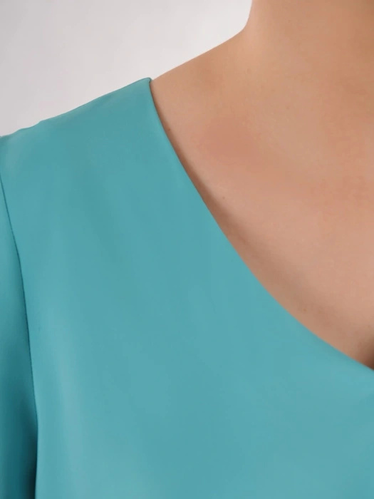 Elegancka miętowa sukienka rozkloszowana midi na lato – pionowe zaszewki wyszczuplające sylwetkę 35963