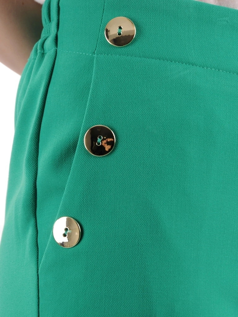 Eleganckie zielone spodnie damskie o prostym kroju – wygodna gumka w pasie i ozdobne guziki 35402