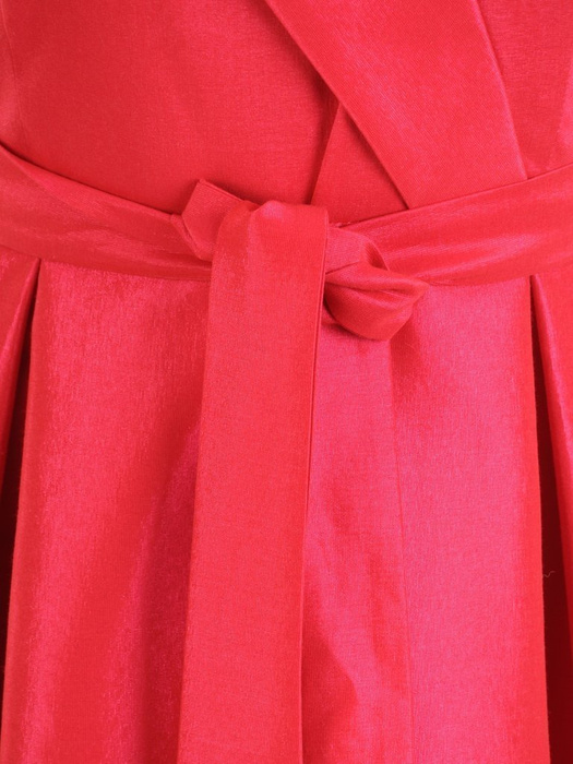 Malinowa sukienka z połyskującej tkaniny, kreacja z paskiem 30516