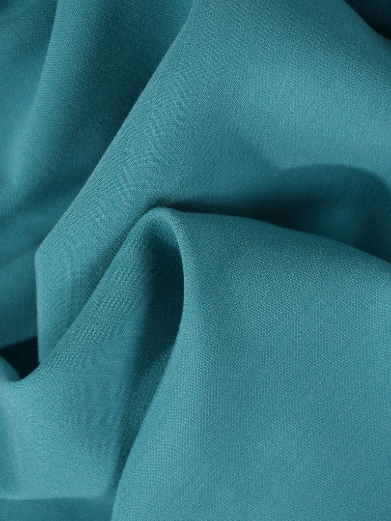 Prosta sukienka turkusowa z rękawem 3/4 i dekoracyjnym dekoltem – elegancki model na rodzinne uroczystości 35130