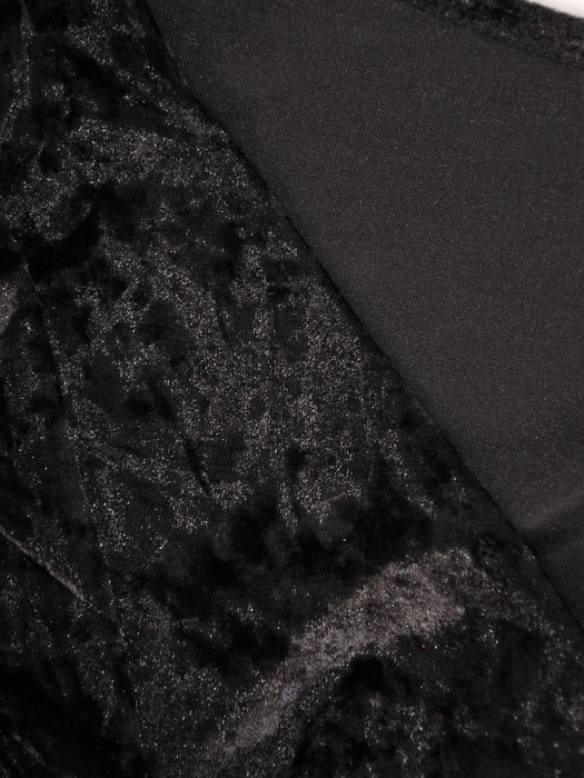 Czarna aksamitna sukienka z kopertowym dekoltem 27609