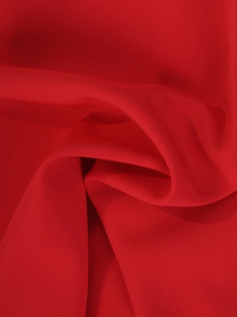 Elegancka koralowa sukienka na andrzejki o prostym kroju – dekolt w serek wysmuklający sylwetkę 19414