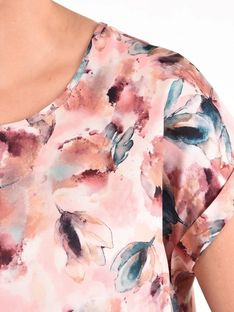 Wielokolorowa bluzka plus size w letnie kwiaty – prosty fason maskujący niedoskonałości sylwetki 42040
