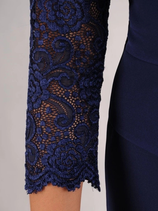 Elegancka granatowa sukienka midi na święta i wesele – prosty krój z podkreślającą talię baskinką 22681