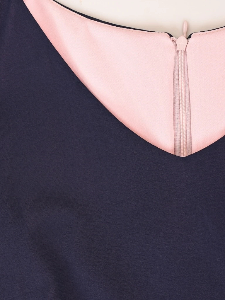 Granatowo-różowa sukienka midi o prostym kroju na wesele – lekka szyfonowa narzutka modelująca sylwetkę 33082