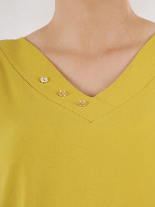 Elegancka bluzka wizytowa w kolorze pistacji z dekoltem V – prosty fason z kobiecymi falbankami 35760