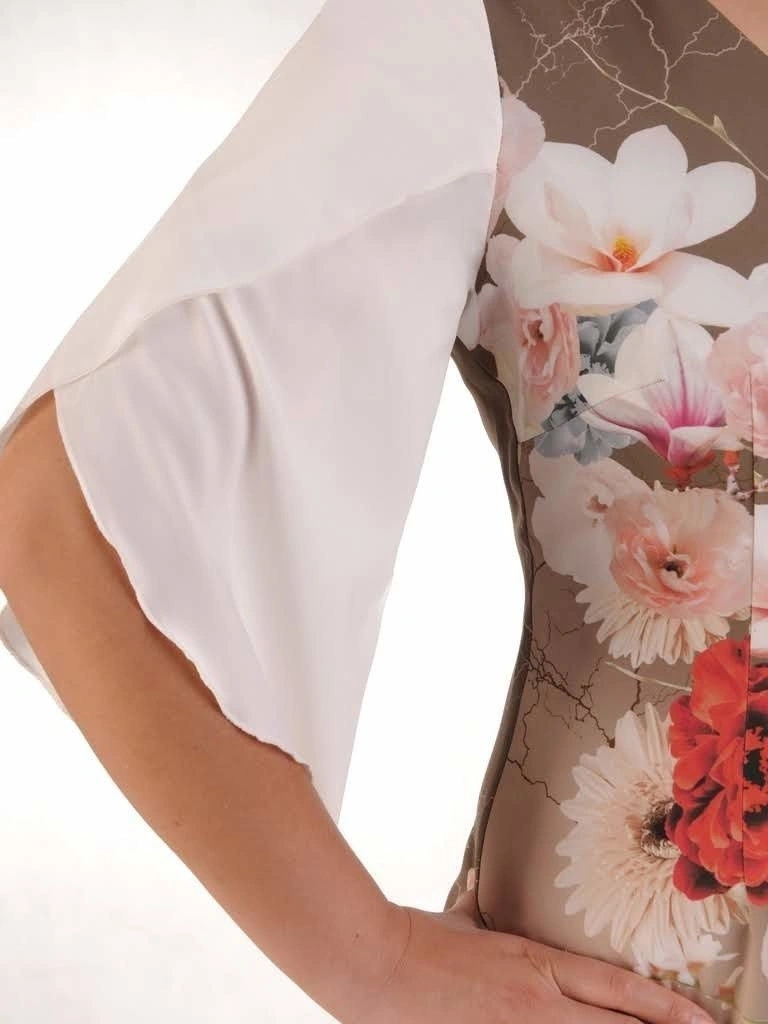 Elegancka sukienka beżowa w kwiaty – prosty fason z dekoltem serek i zaszewkami wysmuklającymi 16739