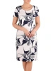 Wizytowa sukienka midi w biało-granatowy deseń – prosty krój subtelnie wysmuklający sylwetkę 41497