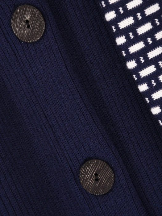 Granatowy sweter damski o luźnym kroju – efektowny dekolt z szalem i ozdobnym zapięciem 42163