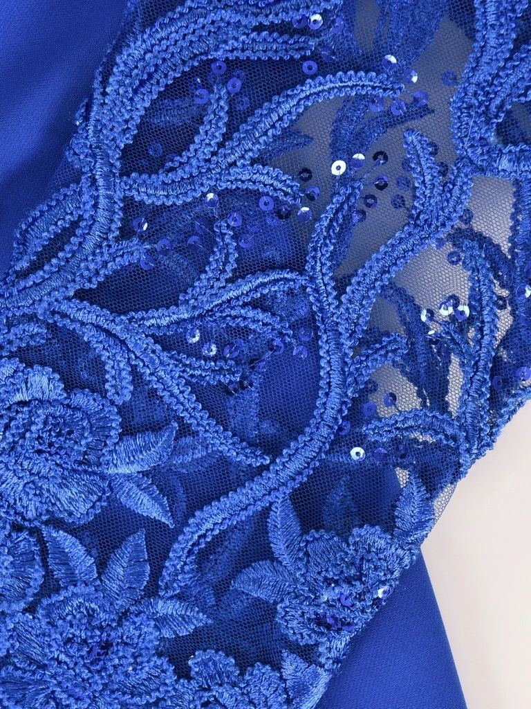 Elegancka sukienka na wesele i andrzejki chabrowa – prosty fason z połyskującą koronką 22689