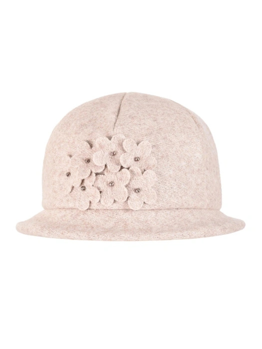 Elegancki kapelusz damski cloche jasny beż – ocieplany model z kwiatową aplikacją i regulacją 42387