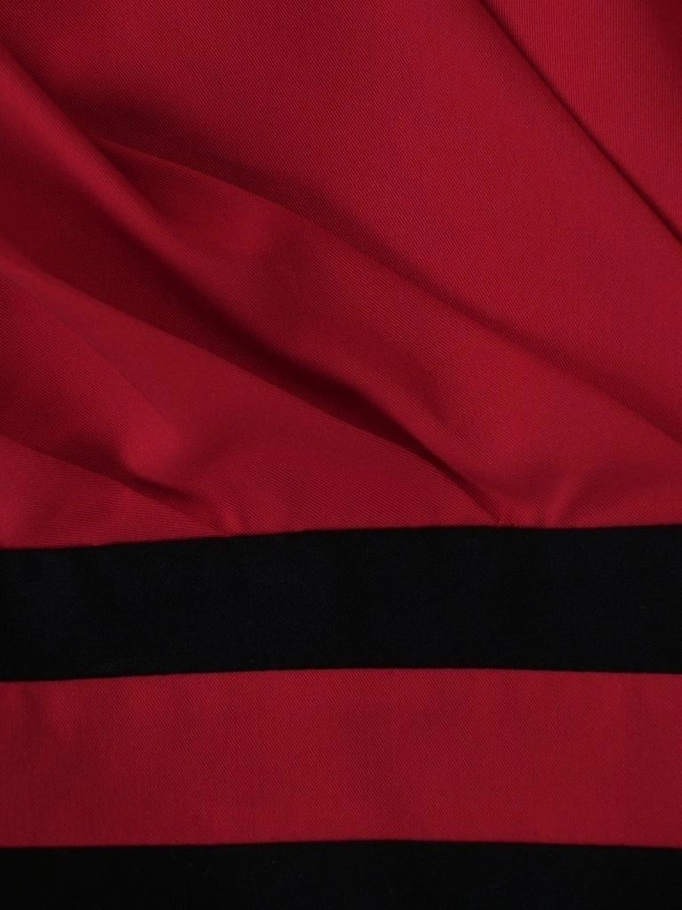 Czarno-czerwona prosta sukienka midi do pracy – elegancki model z kopertowym dekoltem i marszczeniem 2556