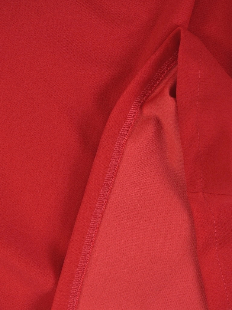 Elegancka czerwona sukienka kopertowa z rękawem 3/4 – kobiecy krój pięknie podkreślający talię 25339