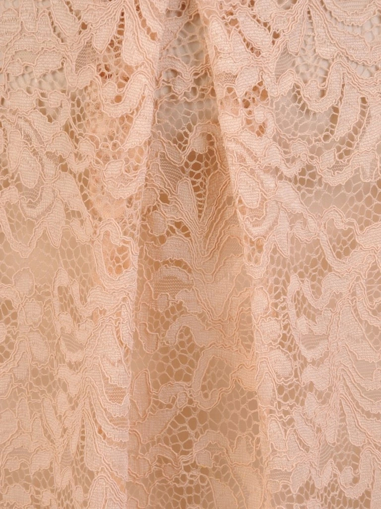 Kremowa sukienka rozkloszowana z dekoltem w serek – elegancki model na wizytowe okazje z kontrafałdami 22641