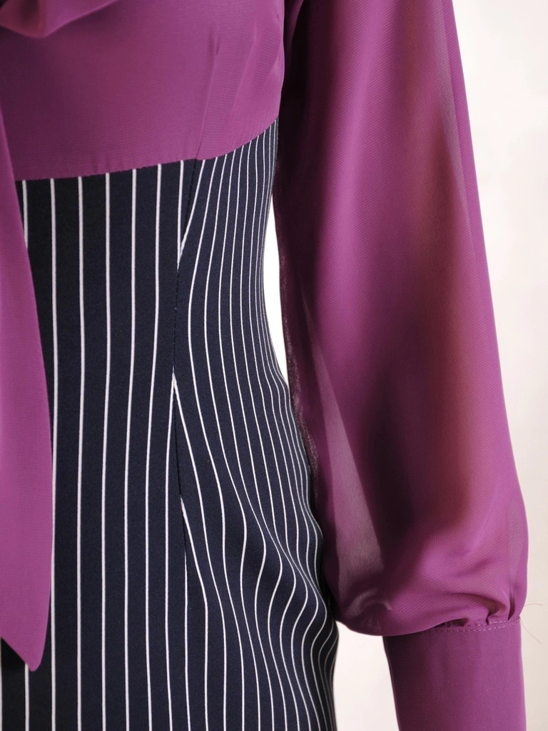 Granatowo-fioletowa sukienka w paski midi – prosty krój z elegancką kokardą przy dekolcie 34674