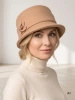 Ciemnobeżowy kapelusz damski cloche – ocieplany model na jesień z ozdobną wstawką 42407